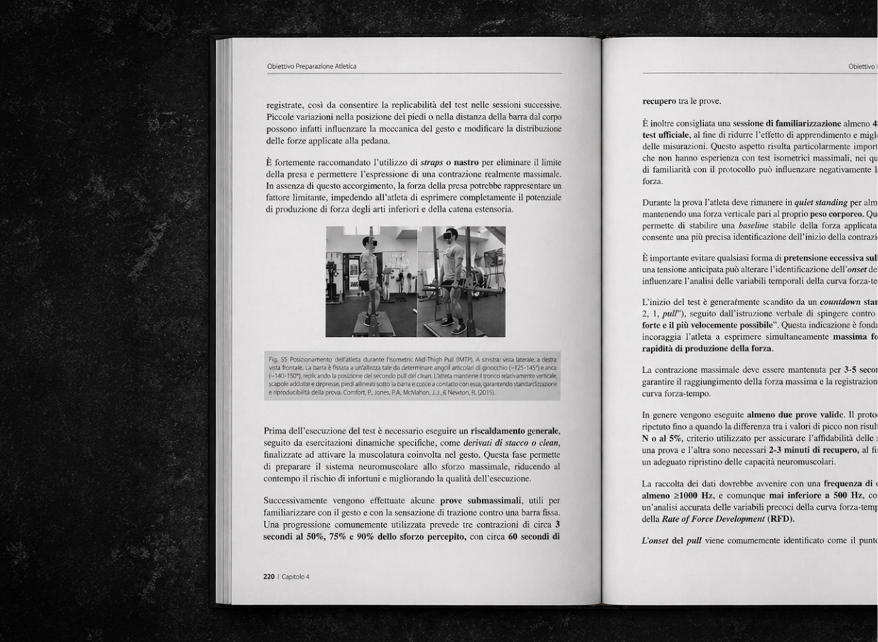 Libro aperto con pagine interne e contenuti tecnici